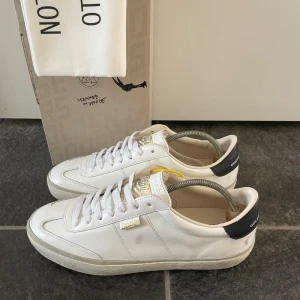 Golden Goose soul star - Ett par sjukt schyssta Golden Goose Soul star. | Dom är helt nya och aldrig testade. | Fläck inuti som syns men inget som påverkar. KVITTO FINNS | Väldigt sällsynta och bra kvalité jämfört med Superstar. | Hör av er vid frågor!🌟  