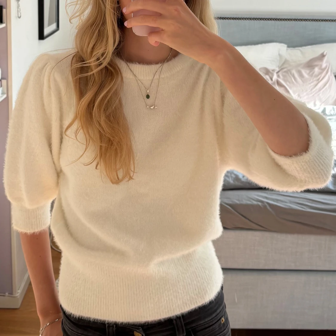 Vit fluffig stickad tröja