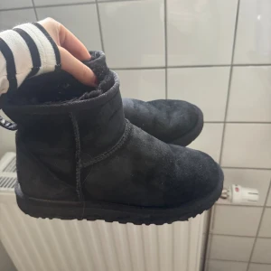 Svarta UGG boots i mocka - Svarta jätte snygga uggs, fint skick nypris 2299