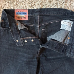 Acne Studios Blå Konst svarta jeans - Mycket bra skick!! Svarta jeans från Acne Studios Blå Konst med femficksmodell och raka ben. Stl 26 32 165/66A. Svart/blå färg. 
