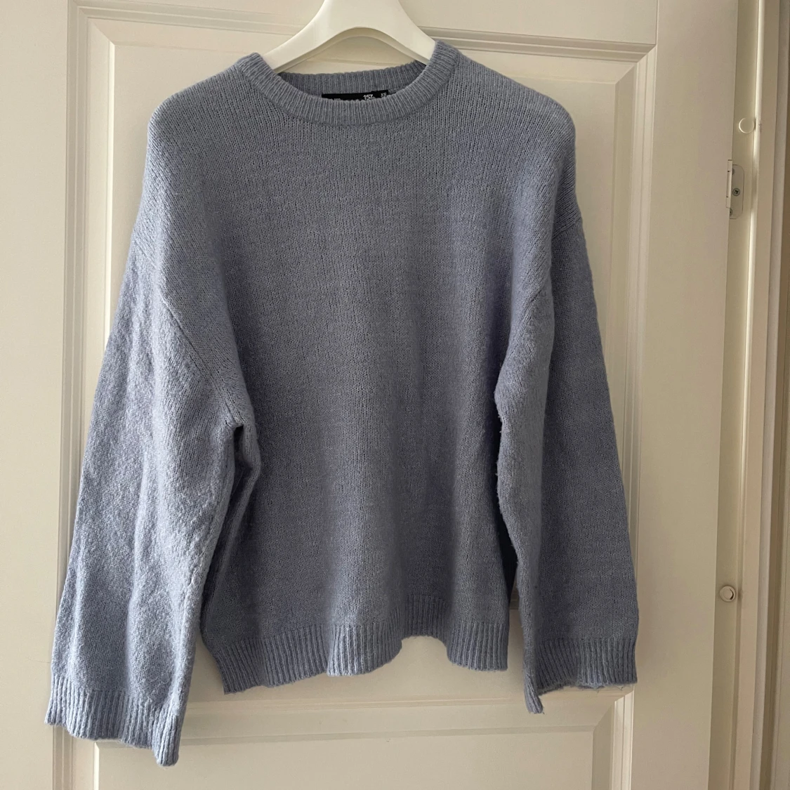 Ljusblå stickad tröja med rund hals