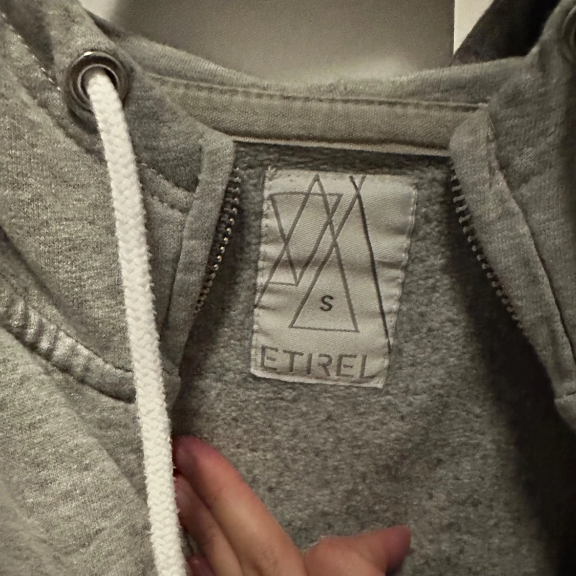 Grå hoodie med dragkedja från Etirel - 1