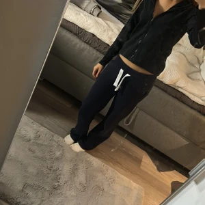 Svart långärmad hoodie skulle säga storlek S och inte 134-140 - Den har ett litet hål vid ärmen men det är inte alls märkvärdigt och går att sys enkelt om man stör sig på det annars fint skick och använd fåtal gånger💗