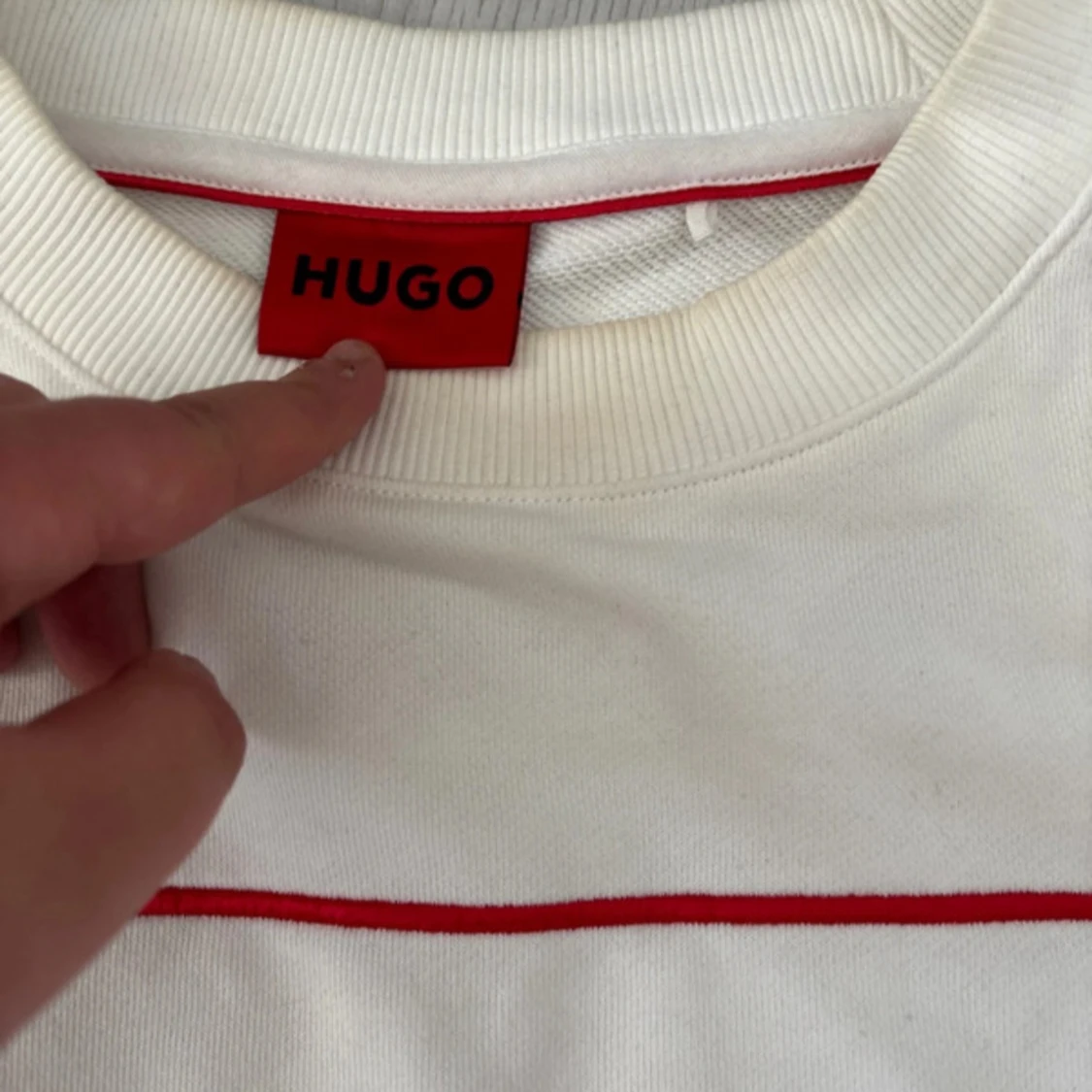 Vit sweatshirt från HUGO med röd detalj - 1
