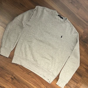 Grå sweatshirt från Polo Ralph Lauren - Säljer Ralph lauren Sweatshirt i Bra skick som är i storleken S