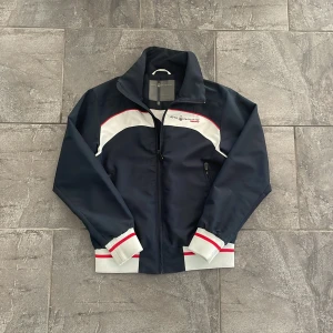 Saul Racing vindjacka - Tjena! Säljer nu denna helt nya Vindjacka  ifrån märket Sail Racing🙌 Storleken är S! För fler frågor eller bilder är det bara att skriva🤝