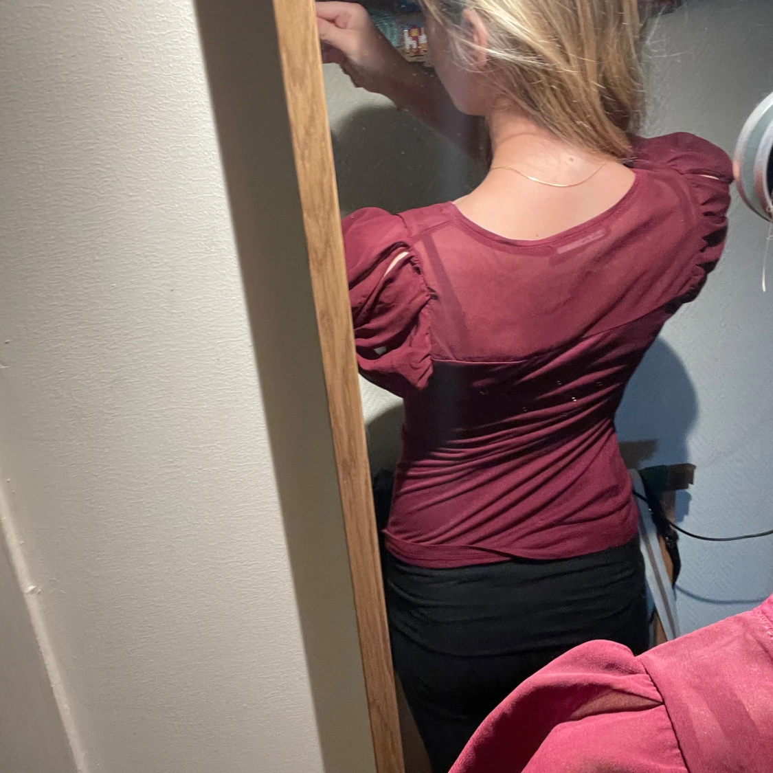 Vinröd topp med puffärm och mesh - 2