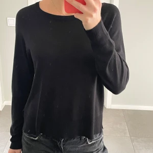 Stickad tröja  - Säljer en svart stickad tröja från zara i mycket bra skick. Den har endast använts några gånger och har inga defekter. Tröjan är i storlek S