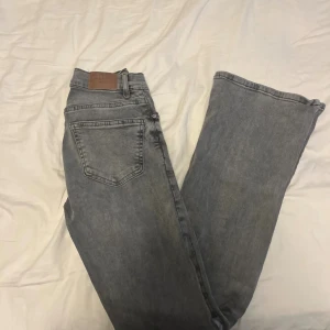 Grå bootcut jeans från Gina - Grå lågmidjade bootcut jeans från Gina, använda typ en gång. 