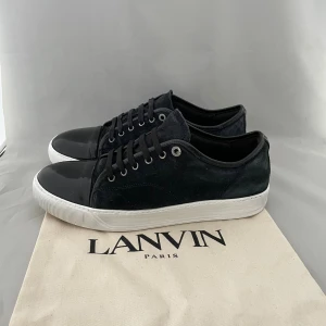 Lanvin cap toe - Säljer nu dessa super snygga Lanvin cap toe i mörkblå/svart färg i uk 9 som passar 43-44, skriv för fler bilder/frågor🙌🏼