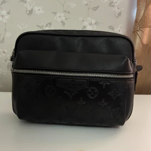 Svart väska - Säljer en Louis Vuitton-väska i toppskick. Den är knappt använd och ser nästan ny ut. Fick den som gåva men kommer inte till användning. En exklusiv och tidlös modell – perfekt för dig som vill ha stil och kvalitet.