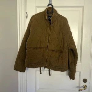 Zara jacka - Fin grön jacka från Zara i storlek S. Köpte på vinted, små hål i ärmen men de syns knappast! Kan tänka mig byta till en jacka med samma modell men olika färg❤️