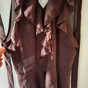 Brun volang blus  - Supersnygg brun volang blus! Aldrig använt den 