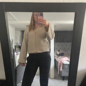 Teddyjacka  - Mysig beige teddyjacka från Hm i storlek XS. Prefekt till höstens väder💕💕 Säljer för att den inte kommer till användning. Köpt för ungefär 300kr 