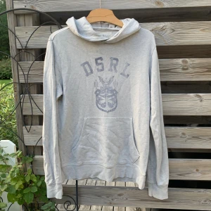 Ralph Lauren Hoodie  - Säljer denna feta vintage denim and supply Hoodie. Lite tunnare Hoodie. Riktigt snyggt fadeat motiv. Storlek S. Mycket fint skick, har ett minimalt hål vid ena fickan (sista bilden)