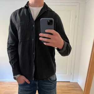 Svart Overshirt Dobber  - Säljer denna sjukt snygga Overshirten från Dobber⭐️ Färgen är svart och storleken är M✅ Den har inga defekter och skicket är utomordentligt🙌🤝 Sjukt najs passform och passar perfekt till hösten🍁🙌 Tveka inte på att höra av er dig vid minsta fråga eller fundering😊