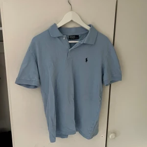 Ljusblå Ralph lauren skjorta - Riktigt snygg ljusblå Ralph lauren skjorta i storlek M, jättefint skick knappt använd!