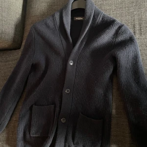 Mörkblå kofta  - Säljer nu denna mörkblåa koftan i storlek M. Skriv vid fler frågor och funderingar!