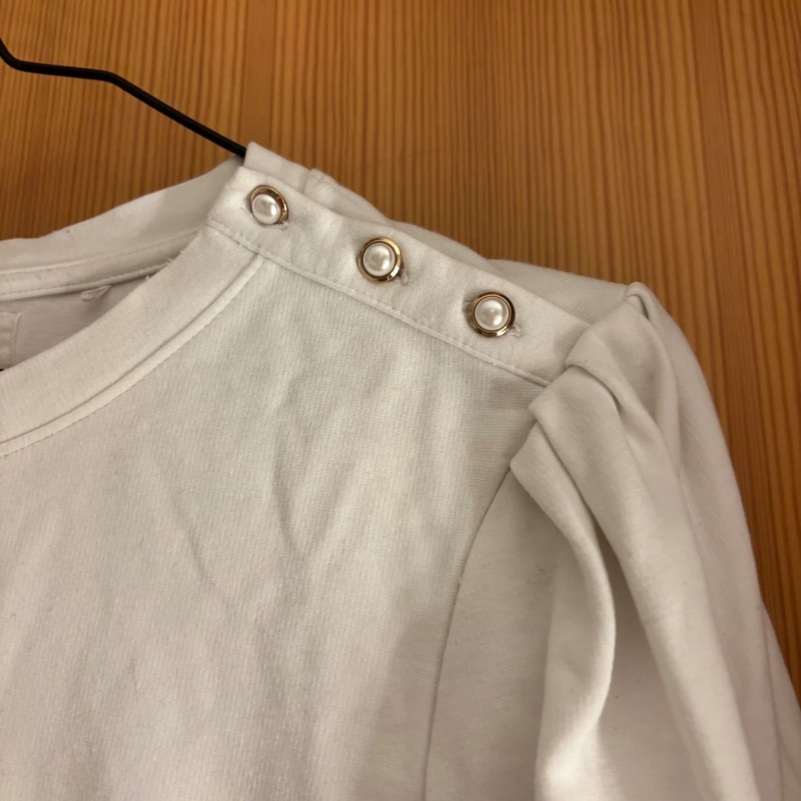 Vit tröja med pärlknappar Holly & Whyte - 1