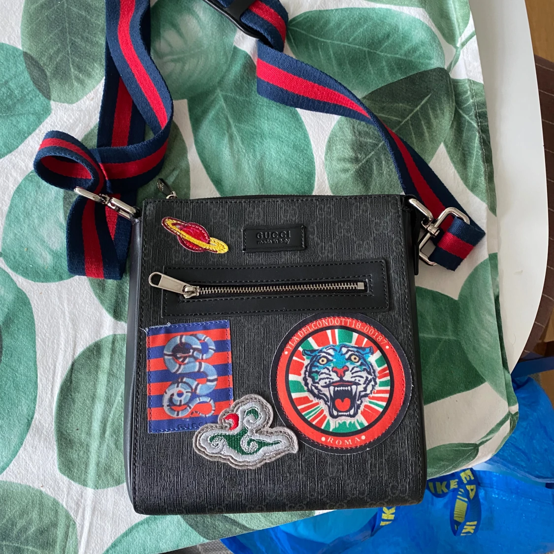 Gucci axelväska med patches