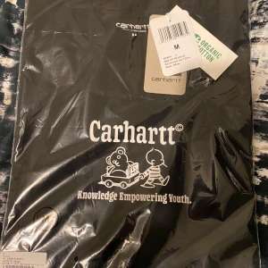 Svart Carhartt t-shirt med tryck - M - Svart t-shirt från Carhartt ”Schools out”