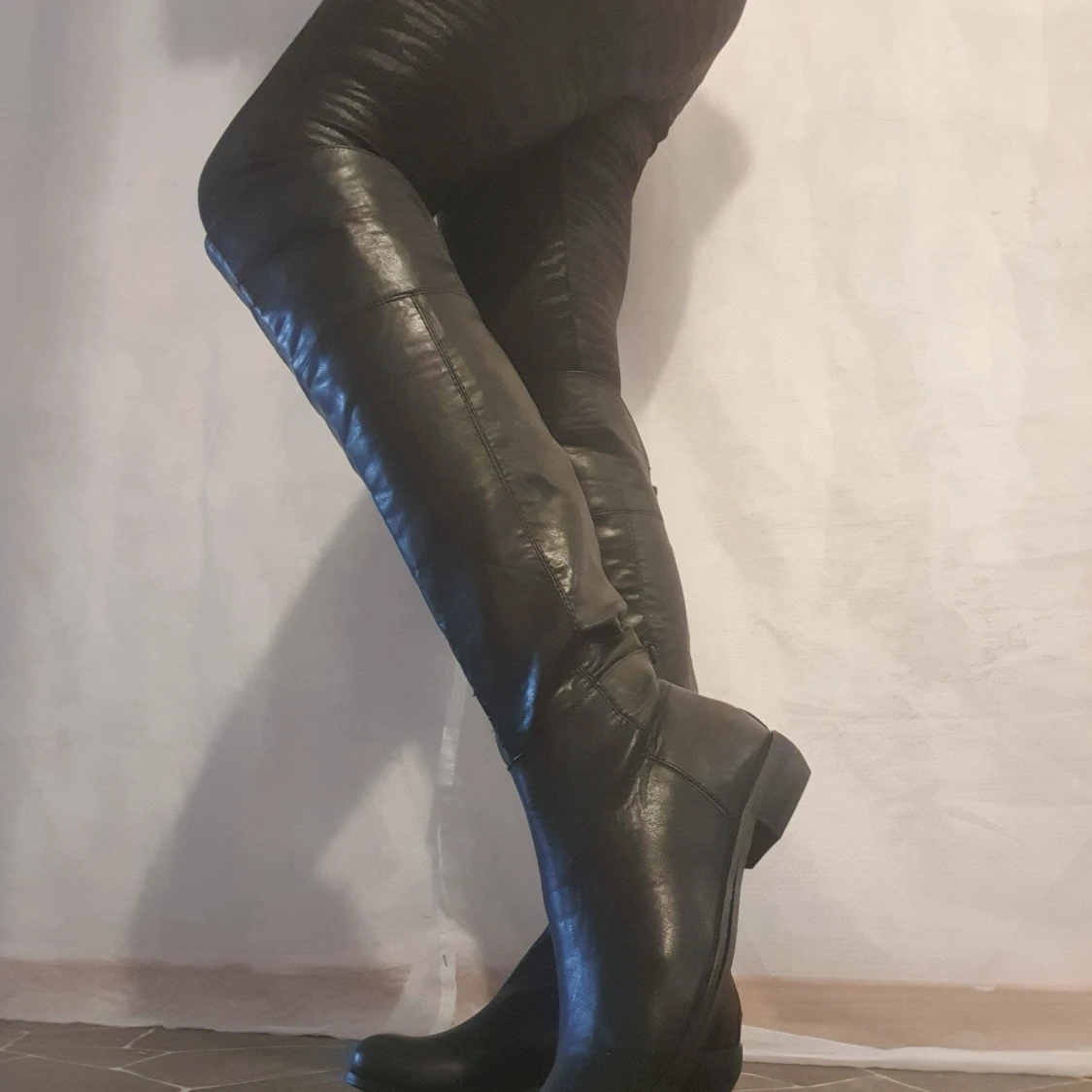 Svarta höga faux skinnstövlar - 1