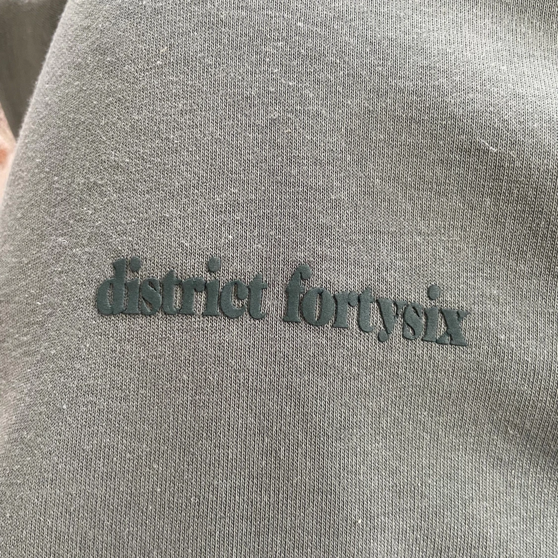 Grön hoodie från District Fortysix - 4