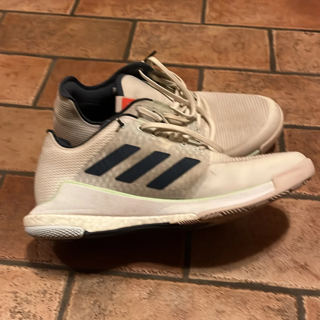 Vita Adidas sneakers med svarta ränder - 2