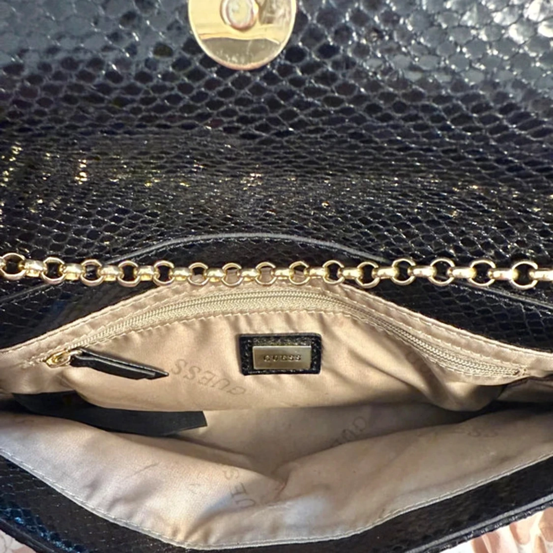 Svart kuvertväska från Guess med kedja - 2