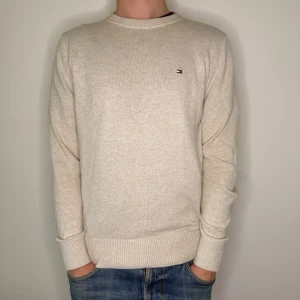 Stickad tröja från Tommy Hilfiger - Stickad tröja från Tommy Hilfiger. Skick - 9/10. Nypris - 600kr. Mitt pris - 299kr.