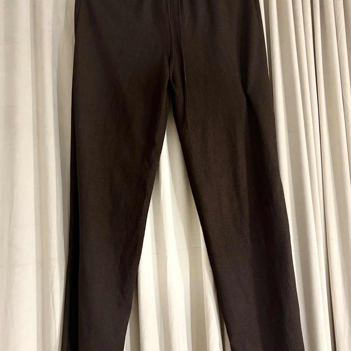 Brun långärmad topp med vågig kant - 3