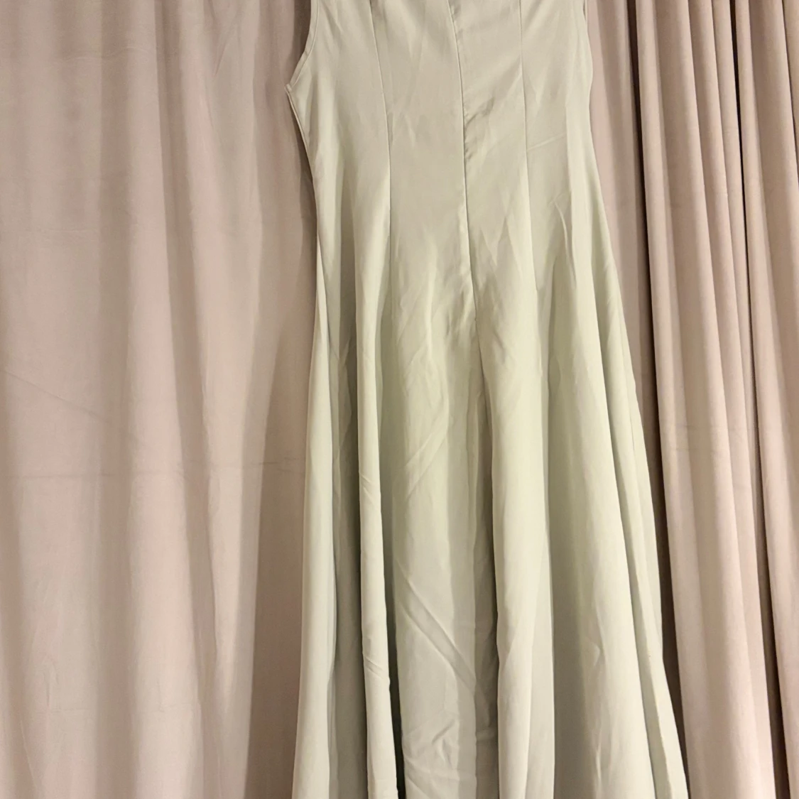 Ljusgrön långklänning med drapering - 1