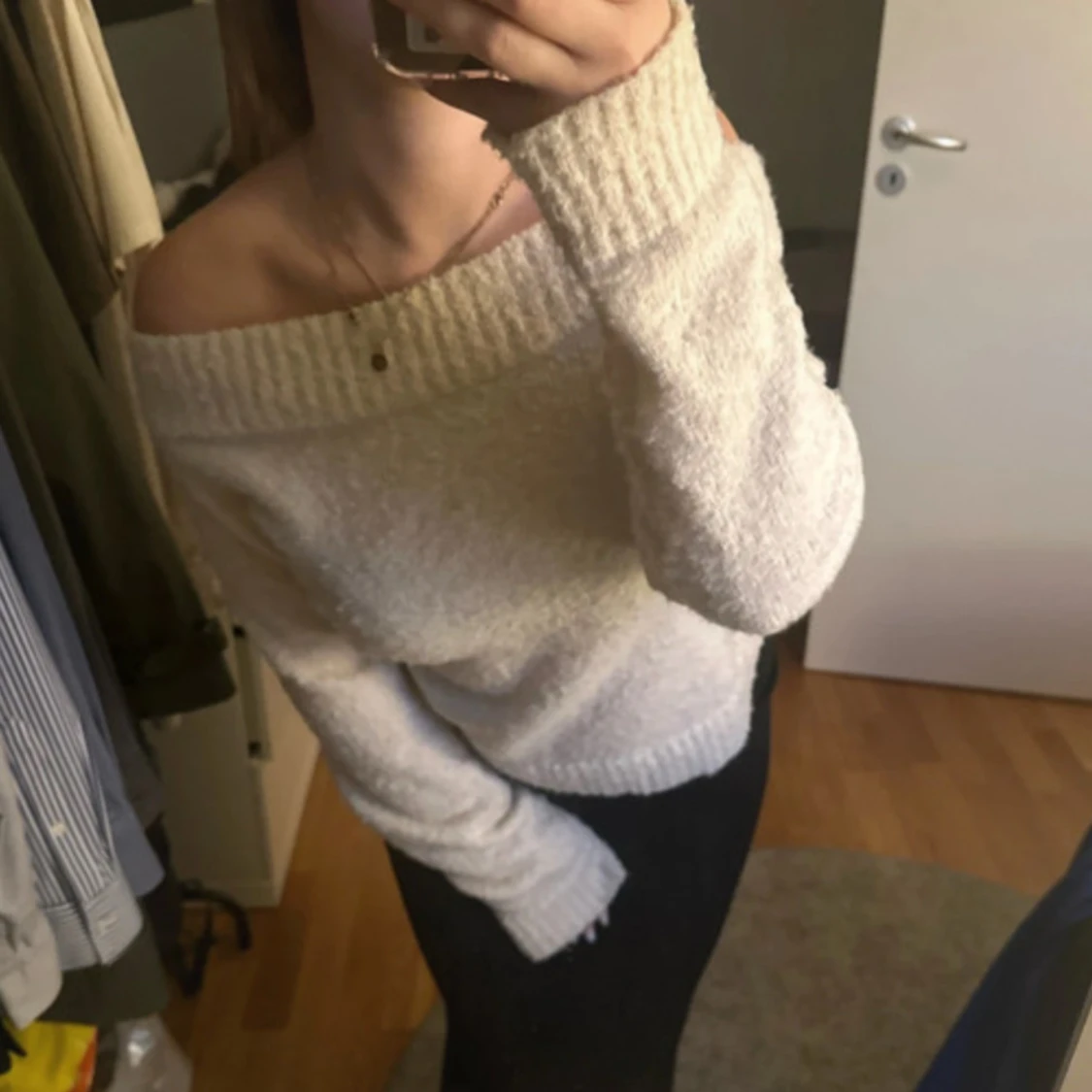 Offshoulder stickad vit tröja - 1