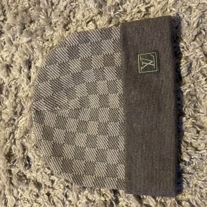 Mössa  - Tja! Säljer denna mössan, skick:10/10, aldrig använd. Vid snabb affär kan jag gå ner i pris! 