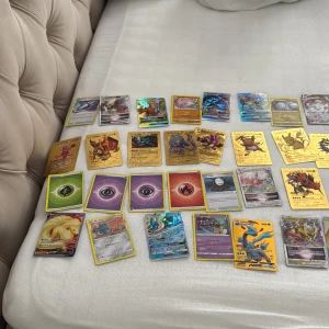 Pokémonkort - Blandad samling - Stor samling Pokémonkort med både glänsande och guldiga kort, inklusive populära karaktärer som Pikachu och Charizard. Perfekt för dig som vill utöka din samling eller börja spela Pokémon TCG. Flera olika typer och energikort ingår. Grymt för unga samlare och fans!