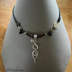 ”Älvkvarn” - Handgjort halsband i non-tarnishbehandlad koppartråd på vaxad bomullstråd🧚🏻‍♀️ Halsbandet är smyckat med tjeckiska glaspärlor och låset sitter på framsidan (handgjort spirallås i samma koppartråd som centralsmycket)🌿Inspirerat av nordisk folktro och forna norden🏔️