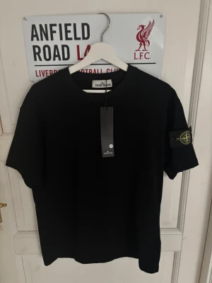 Svart Stone Island t-shirt  - Svart t-shirt från Stone Island i strl M. Helt oanvänd med prislapp kvar!  Pris kan diskuteras 