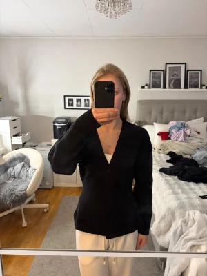 Tjock stickad kofta  - Säljer denna fina tjocka kofta. Både öppen och stängd passar bra. Den är från Shein men väldigt bra tjockt material. Aldrig använt så mycket bra skick 