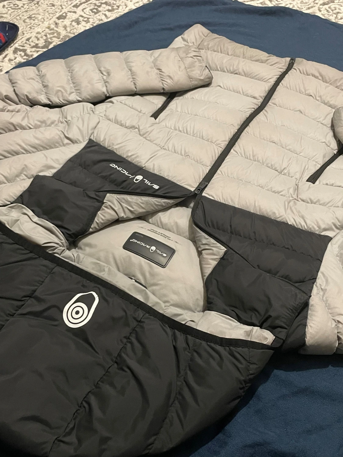 Grå och svart dunjacka Sail Racing - 1