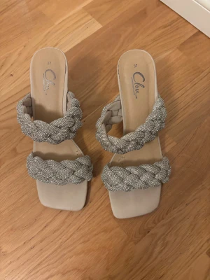 Beige sandaler med flätade band och klack - Snygga sandaler från Clou, perfekta med låg klack!