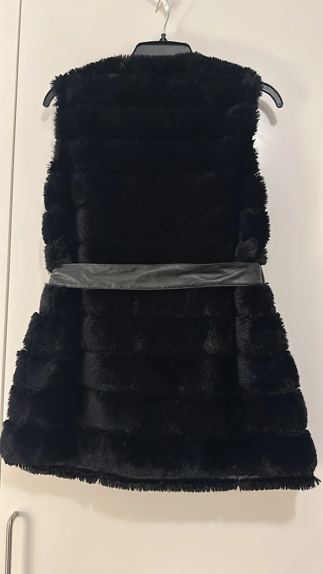 Svart pälsjacka med bälte från Amisu - 2