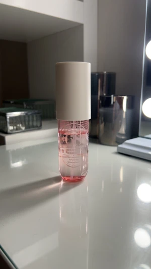 Sol de Janeiro Cheirosa 68 - Säljer då den inte kommer till användning. Fick i present denna sommaren och har använt lite av den som det syns på bilden💞 nypris är 300kr💞