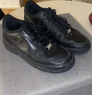 Svarta Nike air force - Säljer ett år svarta Nike air force hittade de i garderoben. Och vill bara bli av med de därför säljer jag de för ett bra pris. Annars är de väl normala svarta skor som är fina o kan användas till mycket .