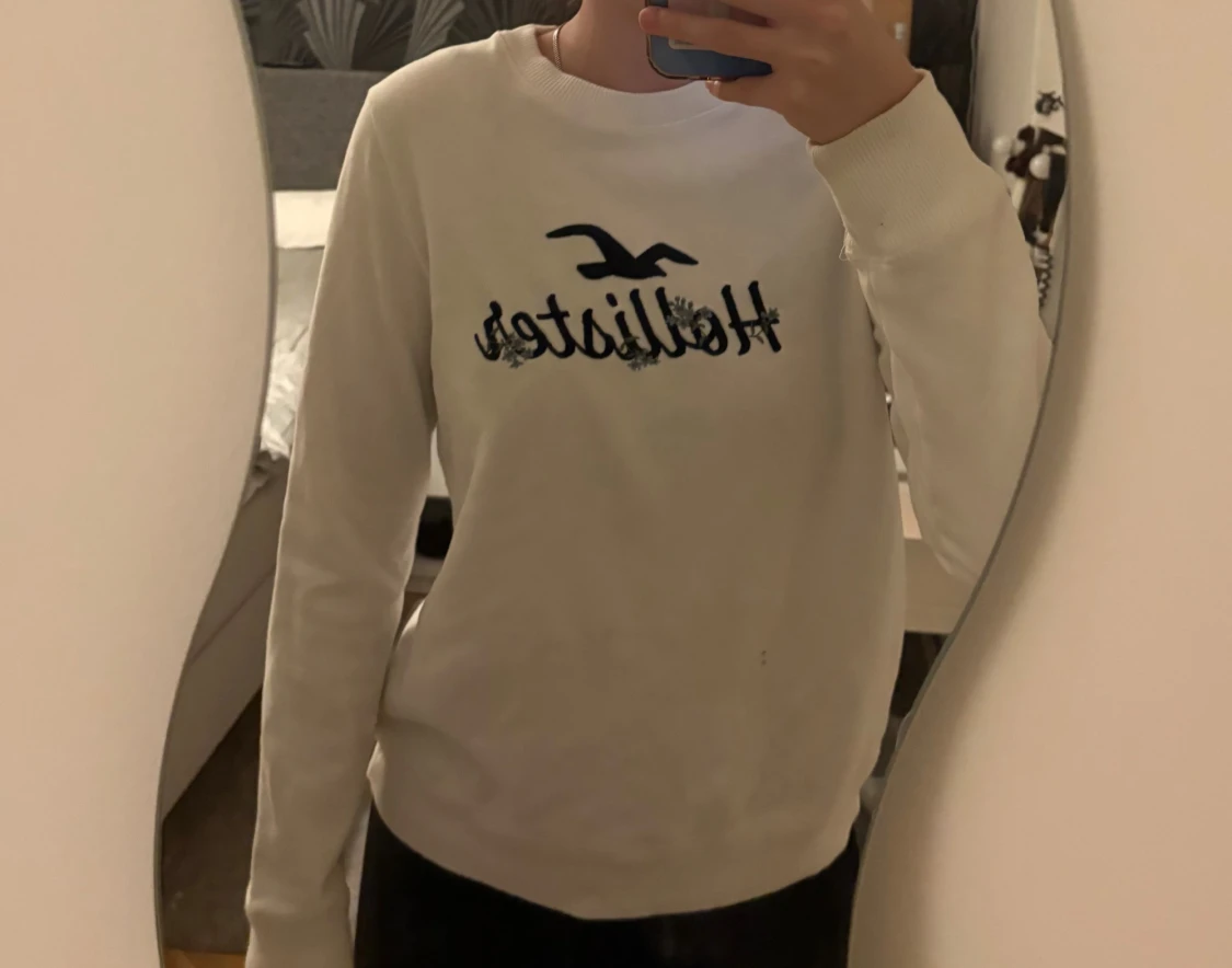 Vit Hollister sweatshirt med broderi