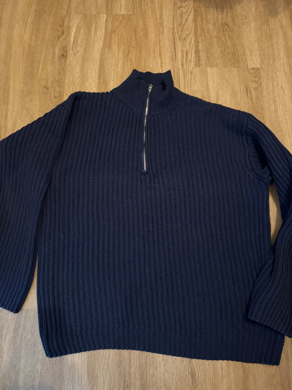 Marinblå stickad tröja NA-KD half zip - 1