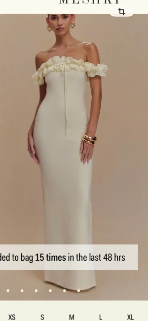 Vit offshoulder långklänning Meshki - Supersnygg långklänning från Meshki i vit nyans. Offshoulder-modell med volangdetaljer och snörning framtill. Figurnära passform som framhäver siluetten, perfekt för student eller bal. Materialet är stretchigt och känns lyxigt mot huden.