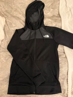 North face hoodie - Den är i bra skick förutom defekten i luvan, annars är den fräsch.  
