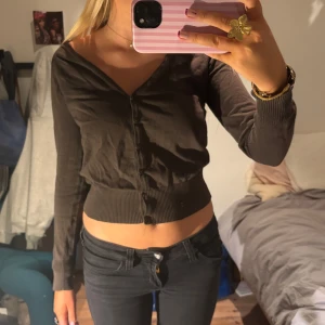 Brun croppad kofta med knappar - Har ett pyttelitet hål men inget man tänker på🫧🫧🫧