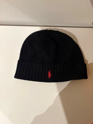Ralph Lauren mössa - Säljer denna snygga Ralph Lauren mössan som är perfekt nu till vintern. Skicket är bra. Priset kan diskuteras!