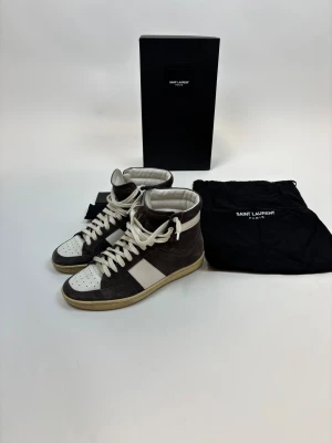 Saint Laurent Skor  - Hej! Säljer nu dessa väldigt snygga och sällsynta saint Laurent ”02 höga” skor! Dessa skor är väldigt sällsynta då dem inte går att få tag på i butik längre! Storlek 40, skick 9/10, Ny pris= 8000 kr, säljs för= 2399 kr! OG tillkommer vid köp! 